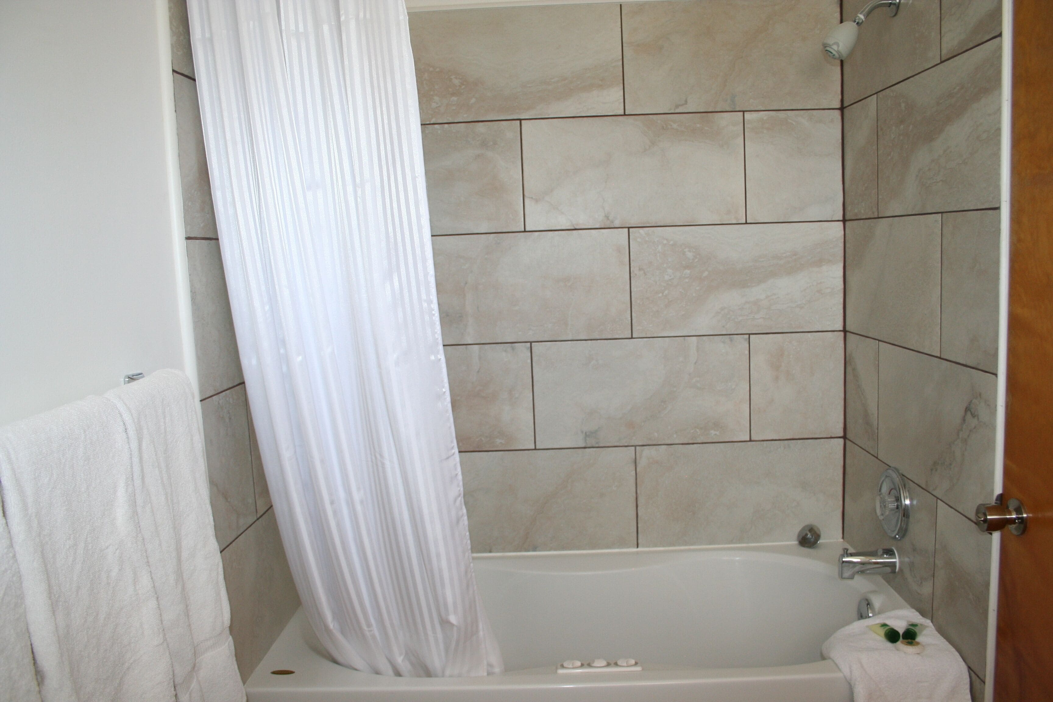 Chambre, 2 grands lits | Salle de bain | Ensemble douche/baignoire, articles de toilette gratuits, sèche-cheveux