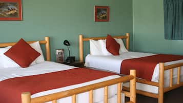 Habitación, 2 camas Queen size | Decoración personalizada, muebles diferentes y escritorio