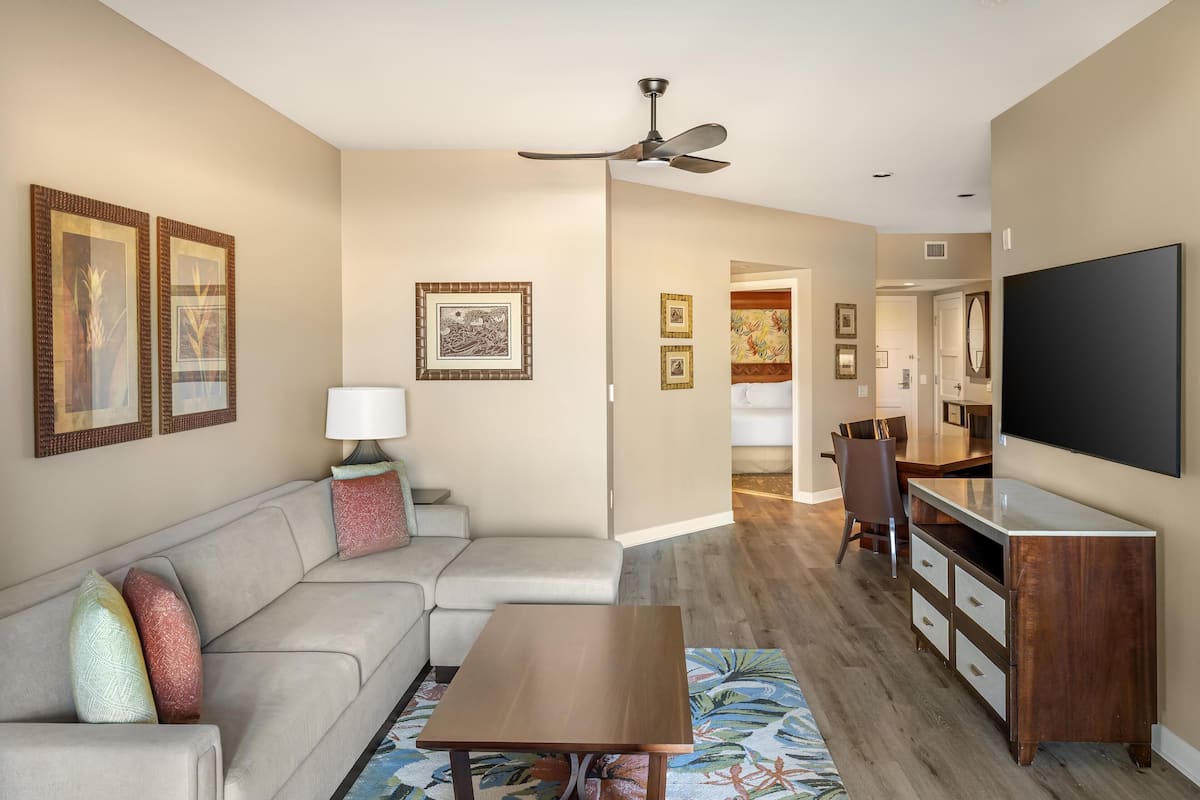 En 55-tommers LCD-TV med kabel-kanaler samt TV-spill