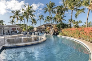 Outdoor pool, cabanas (surcharge), pool umbrellas - Hilton Grand Vacations Club Kohala Suites Waikoloa (Waikoloa)