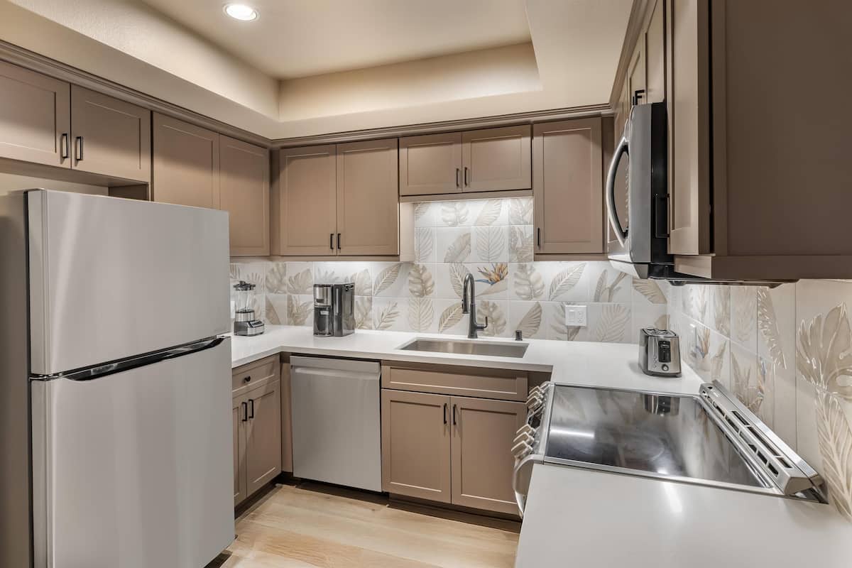 full-sized fridge, microwave, oven, stovetop