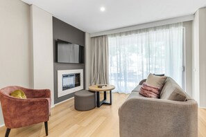 40-Zoll-LCD-Fernseher mit Kabelempfang, Fernseher, Kamin