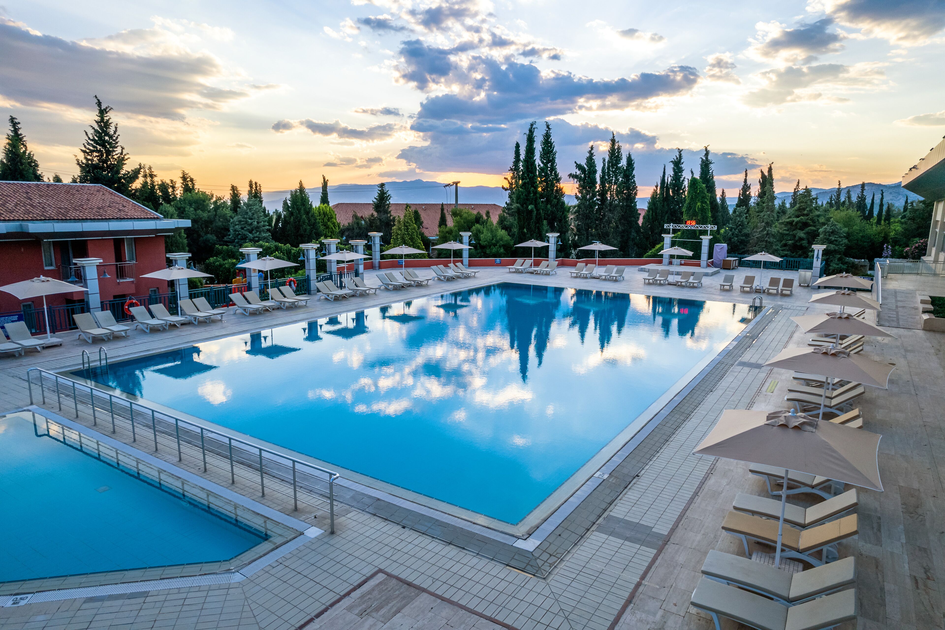 2 piscinas techadas, una piscina al aire libre, sombrillas