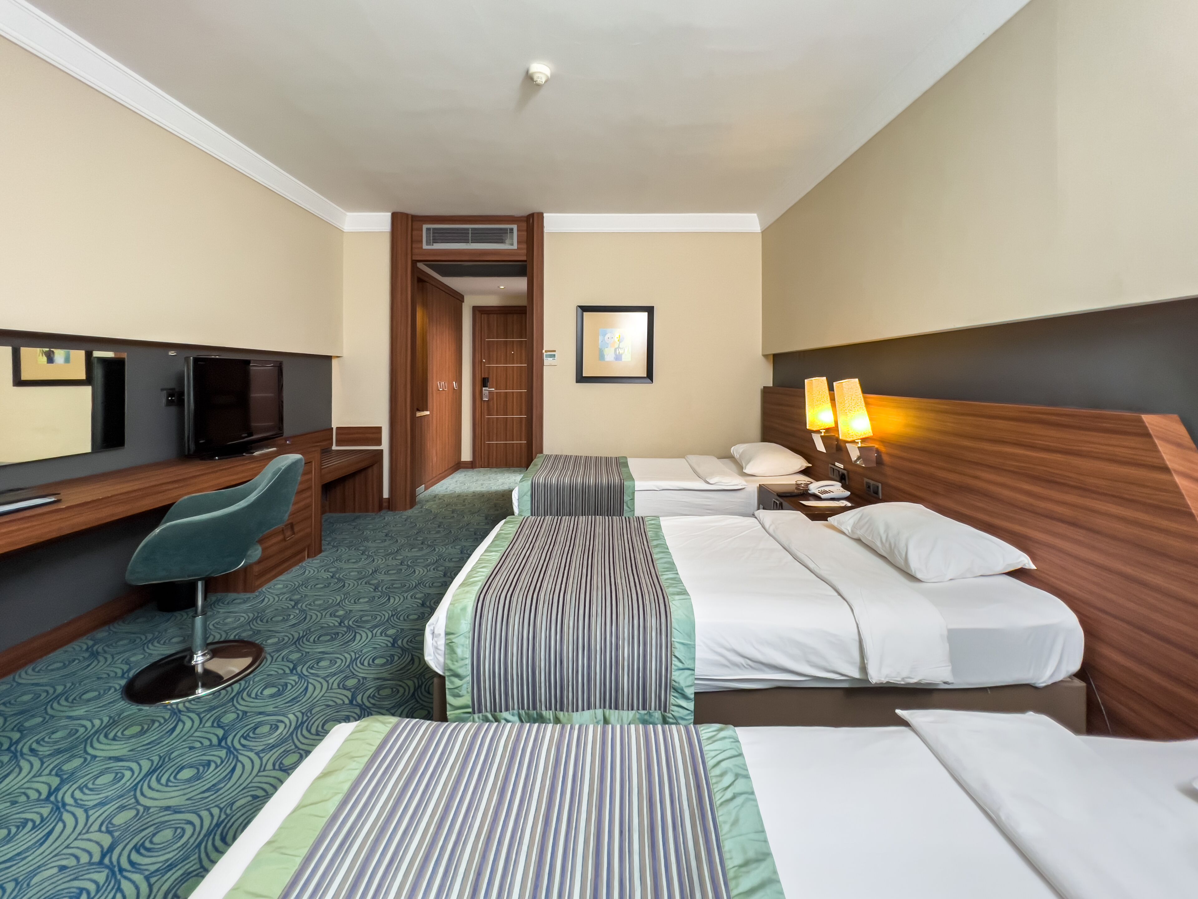 Minibar, caja de seguridad en la habitación y escritorio 