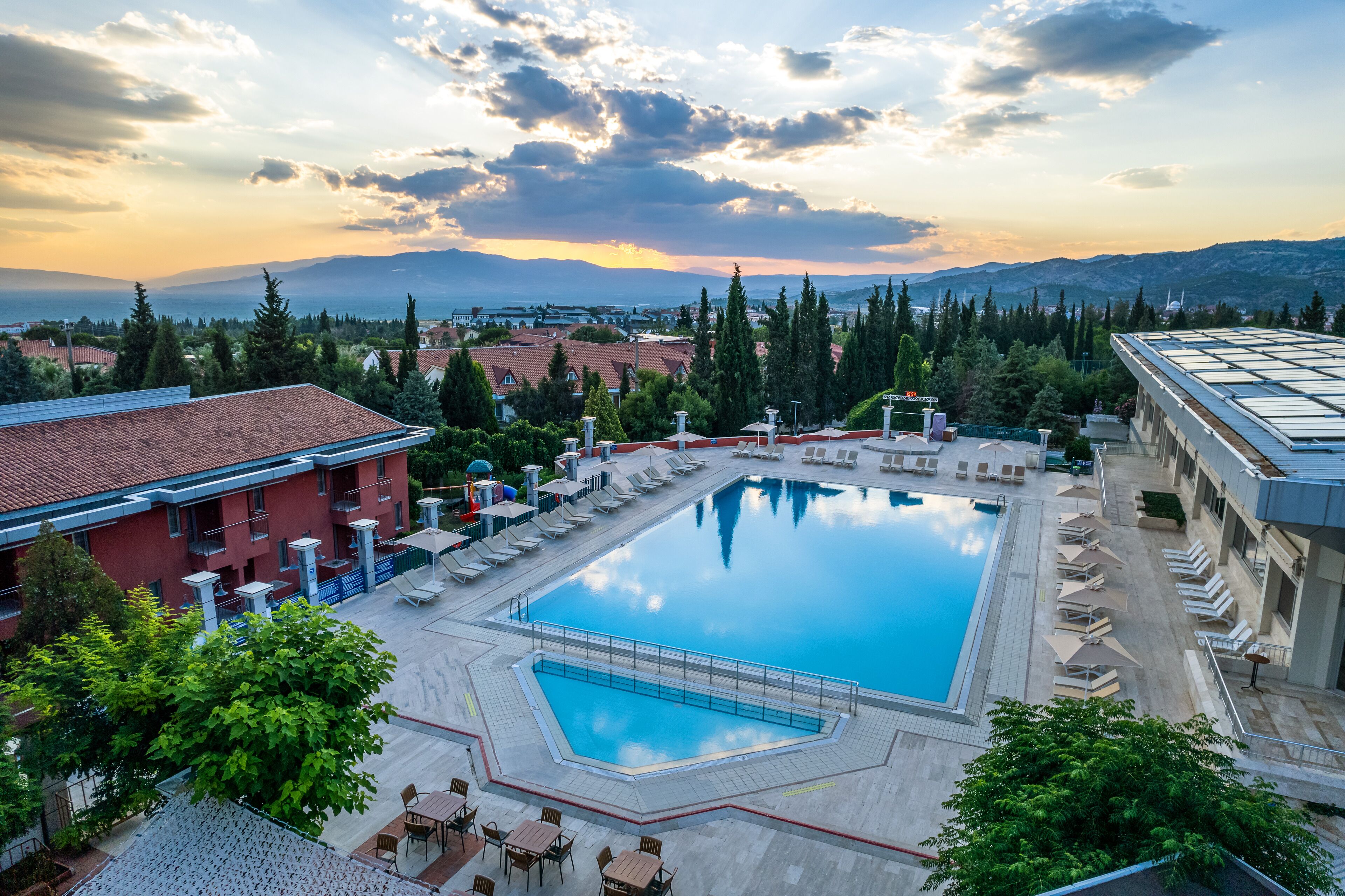 2 piscinas internas, piscina externa, guarda-sóis, espreguiçadeiras