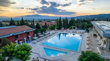 2 piscinas internas, piscina externa, guarda-sóis, espreguiçadeiras