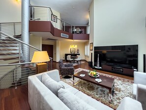 Minibar, caja de seguridad en la habitación y escritorio 