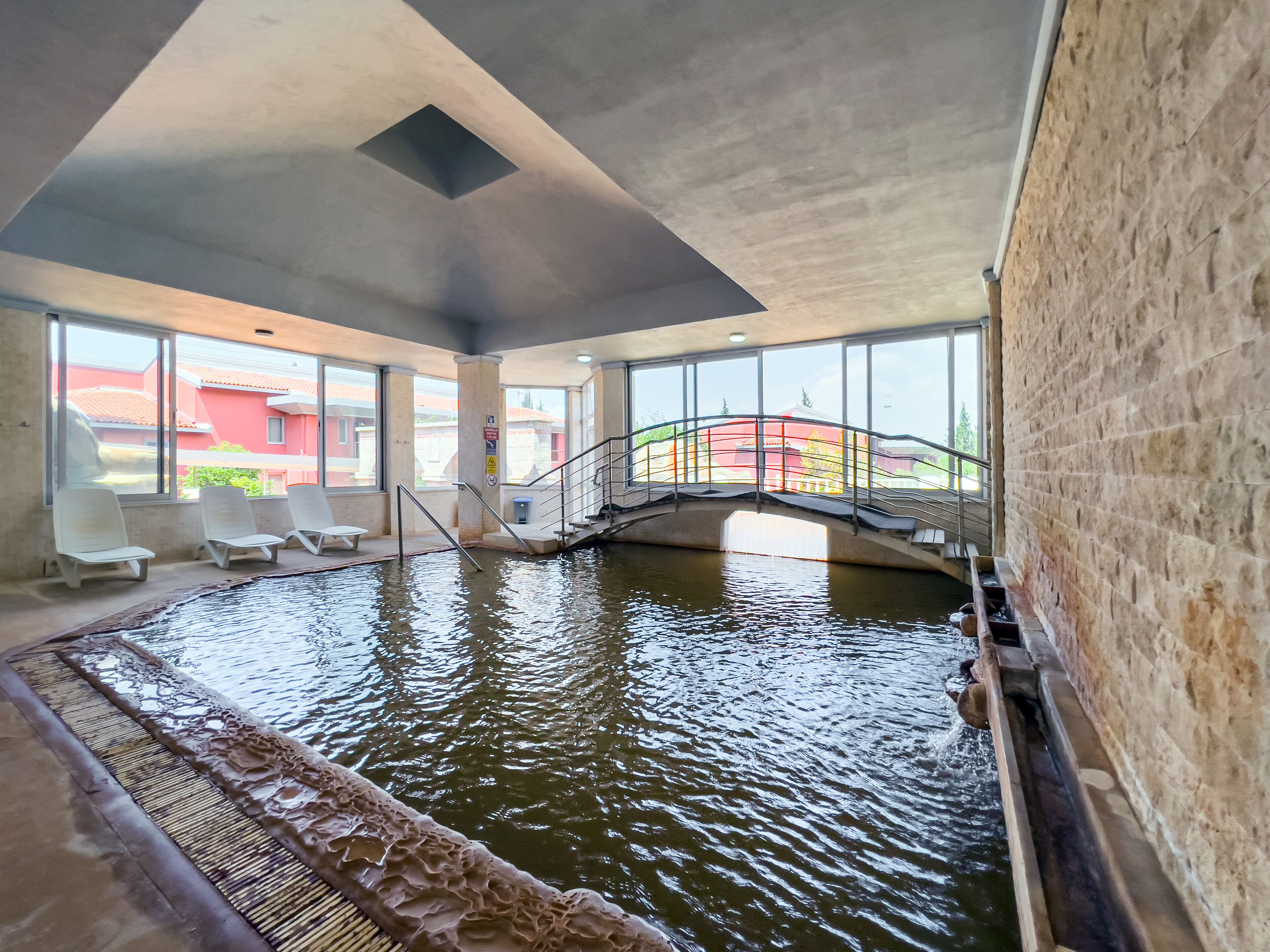 2 piscinas techadas, una piscina al aire libre, sombrillas