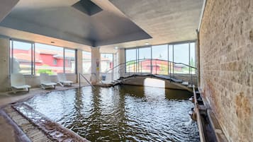 2 piscinas techadas, una piscina al aire libre, sombrillas