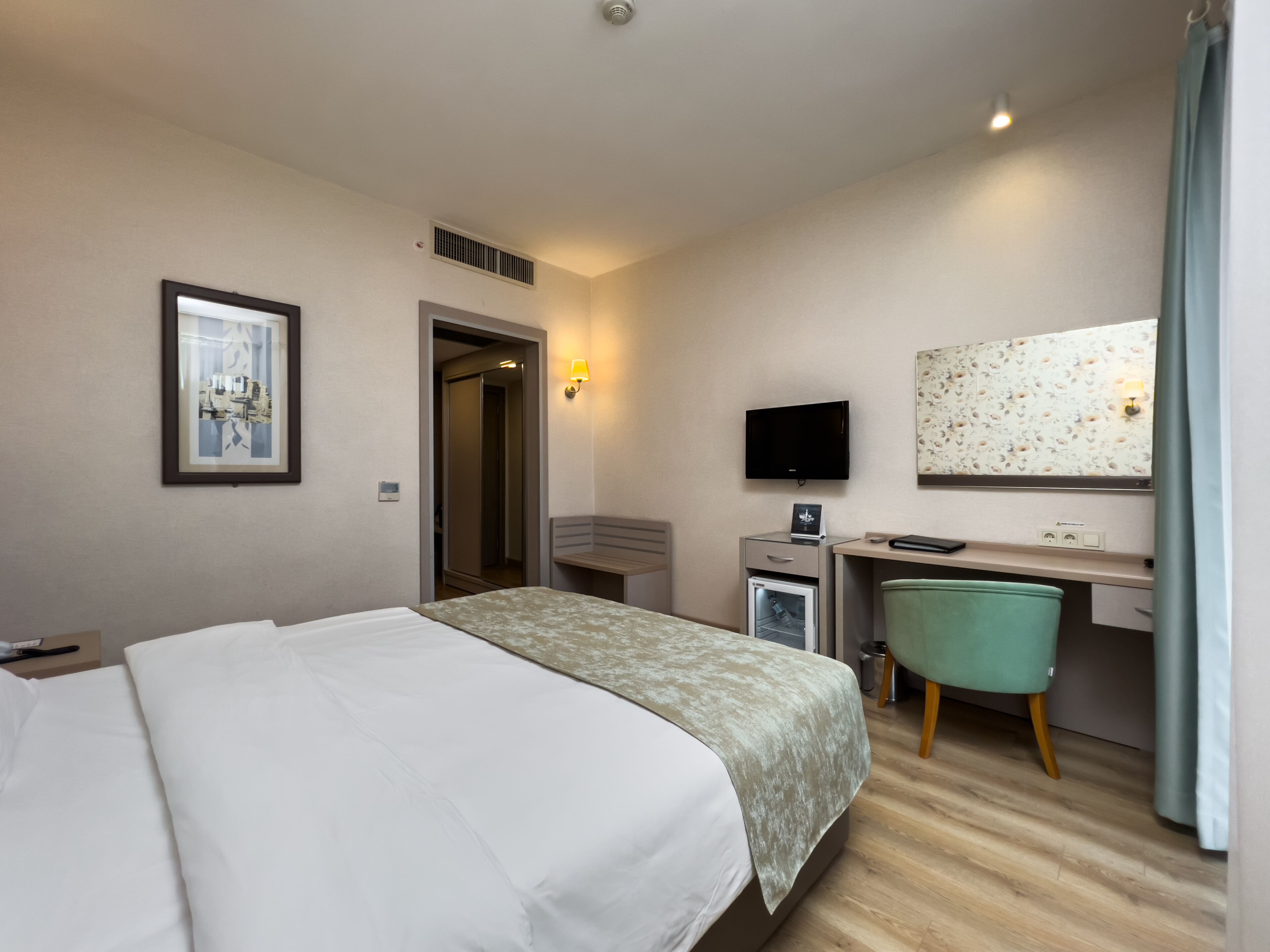 Phòng đôi Tiêu chuẩn | Minibar, két bảo mật tại phòng, bàn, phòng cách âm 