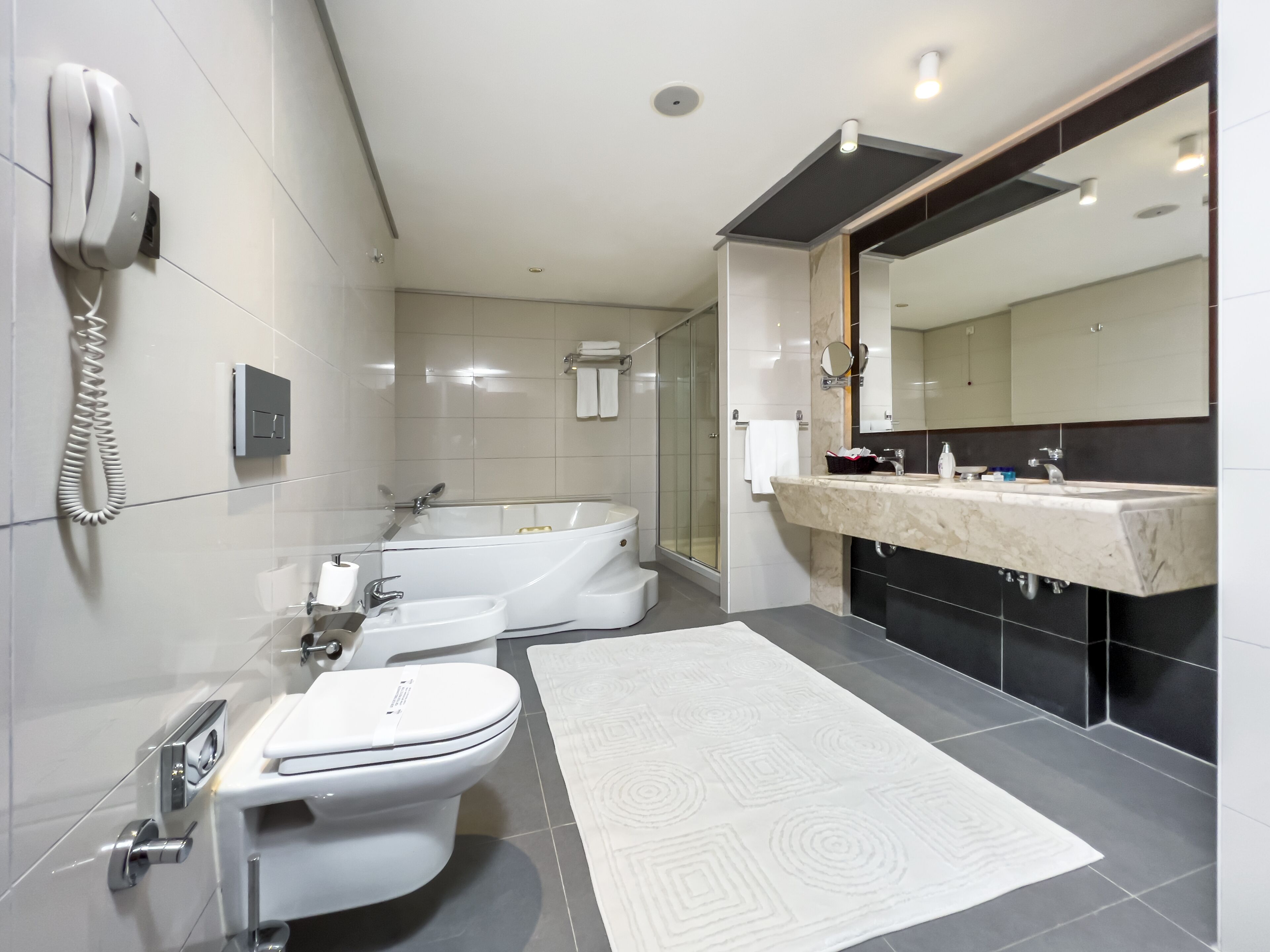 Un baño moderno con bañera, inodoro y lavabo.