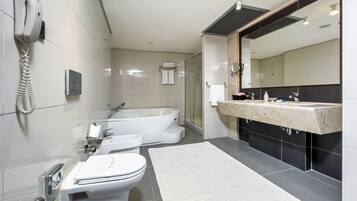 Un baño moderno con bañera, inodoro y lavabo.
