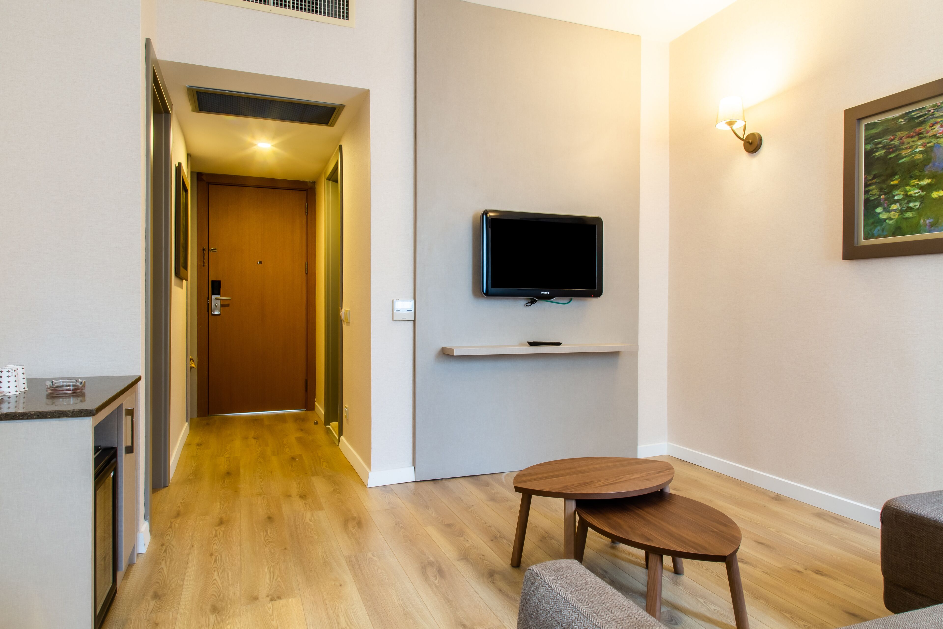 suite | living area | lcd tv, dvd player