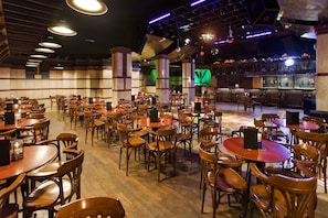 3 quầy bar/khu lounge, quầy bar bên hồ bơi