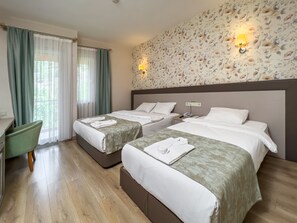 Minibar, caja de seguridad en la habitación y escritorio 