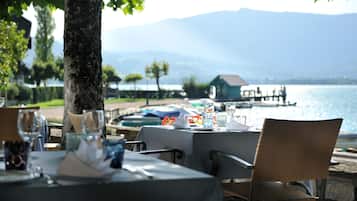 Déjeuner et dîner servis sur place, spécialités Cuisine française