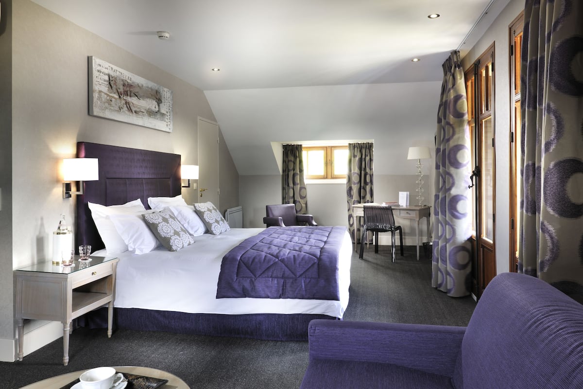 Junior Suite | 1 bedroom, in-room safe, desk, blackout curtains