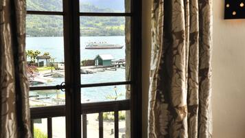 Chambre Double, vue partielle sur le lac | Vue de la chambre