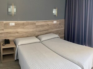 Zimmersafe, Schreibtisch, schallisolierte Zimmer, WLAN