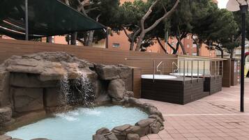 Hồ bơi ngoài trời phục vụ theo mùa