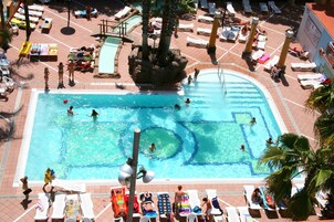 Una piscina al aire libre de temporada