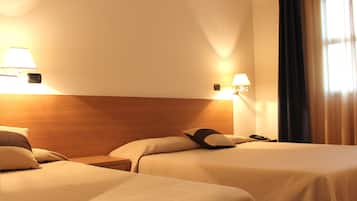 Chambre Triple Standard, vue jardin | Minibar, coffres-forts dans les chambres, bureau