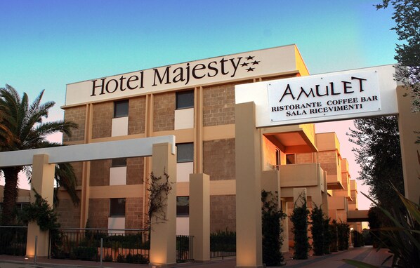 Hotel Majesty with a sign for Amulet Restaurant and Coffee Bar. - Hotel Majesty (Bari)