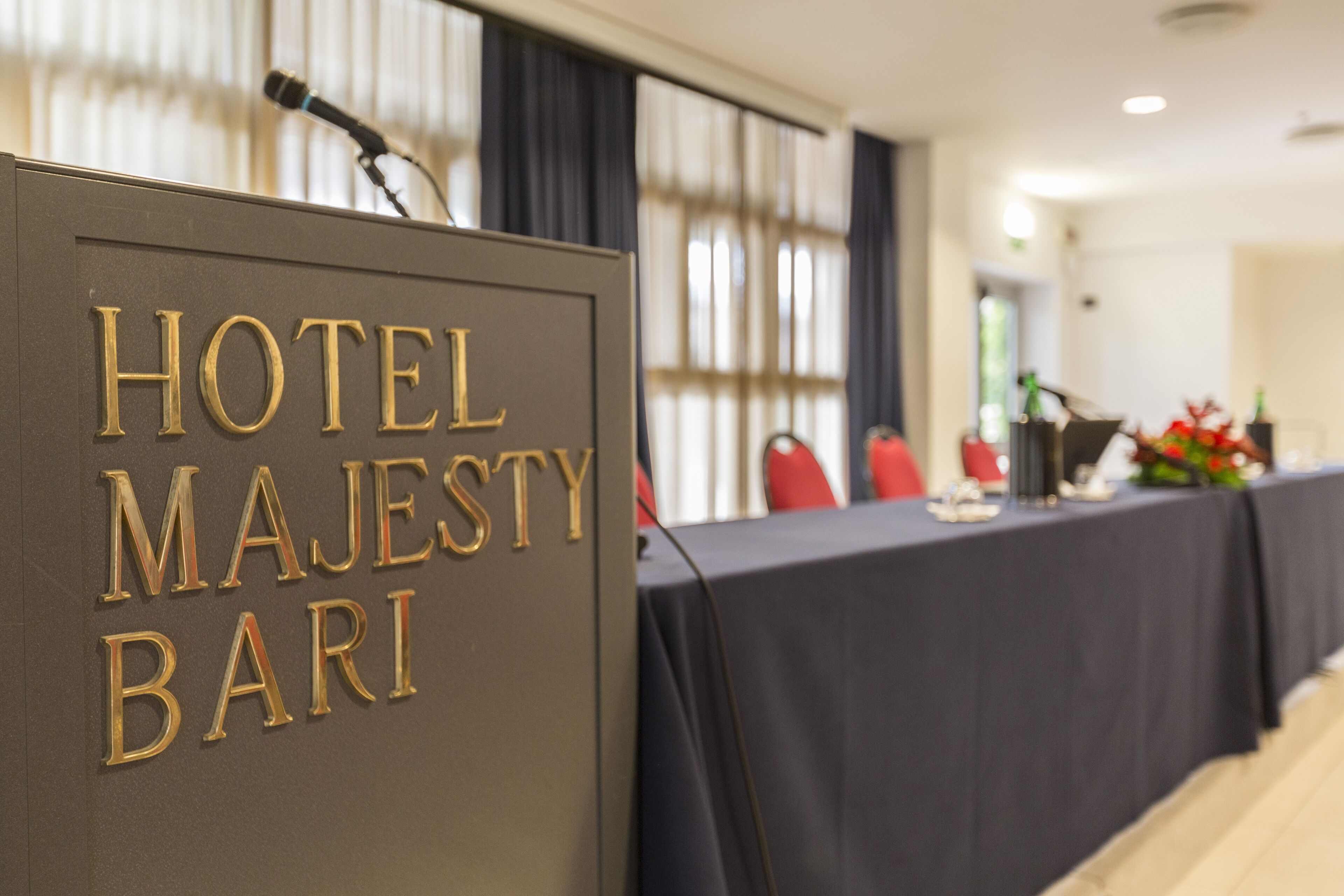 Un letrero de hotel con el nombre "HOTEL MAJESTY BARI".