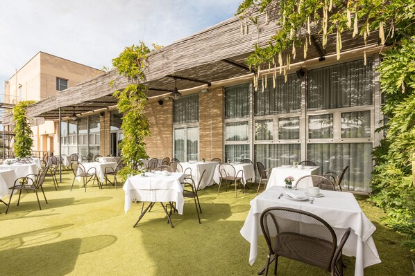 Petit déjeuner, déjeuner et dîner servis sur place