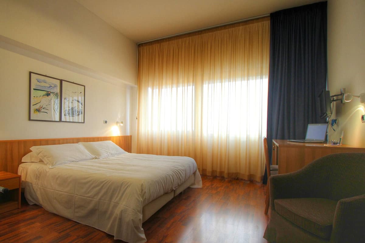 Habitación clásica | Minibar, caja de seguridad en la habitación y escritorio