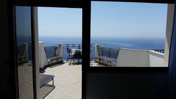 Doppel- oder Zweibettzimmer, Balkon, Meerblick | Blick auf das Wasser