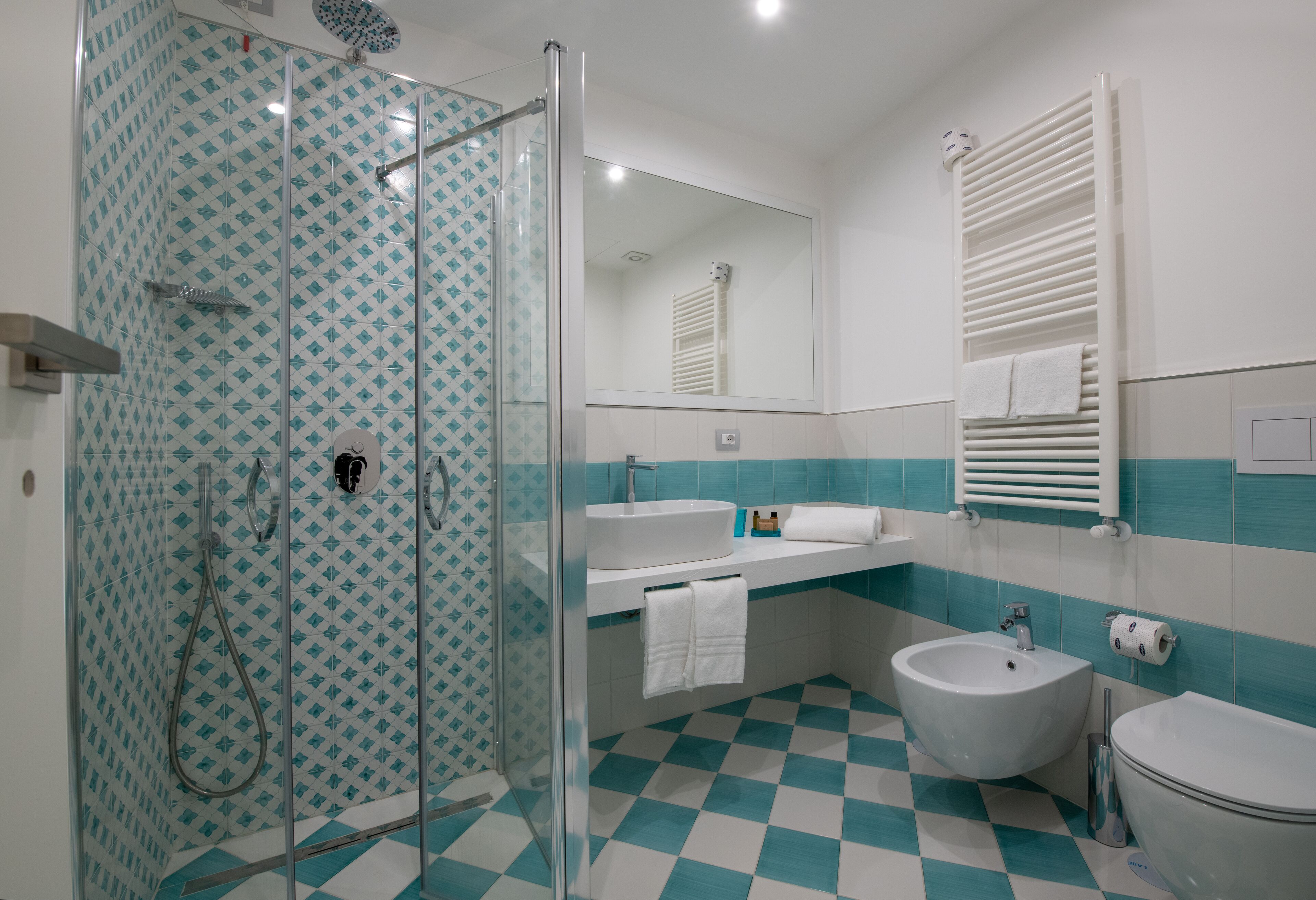 suite, hot tub (positano) | bathroom | free toiletries, hair dryer, bidet, towels