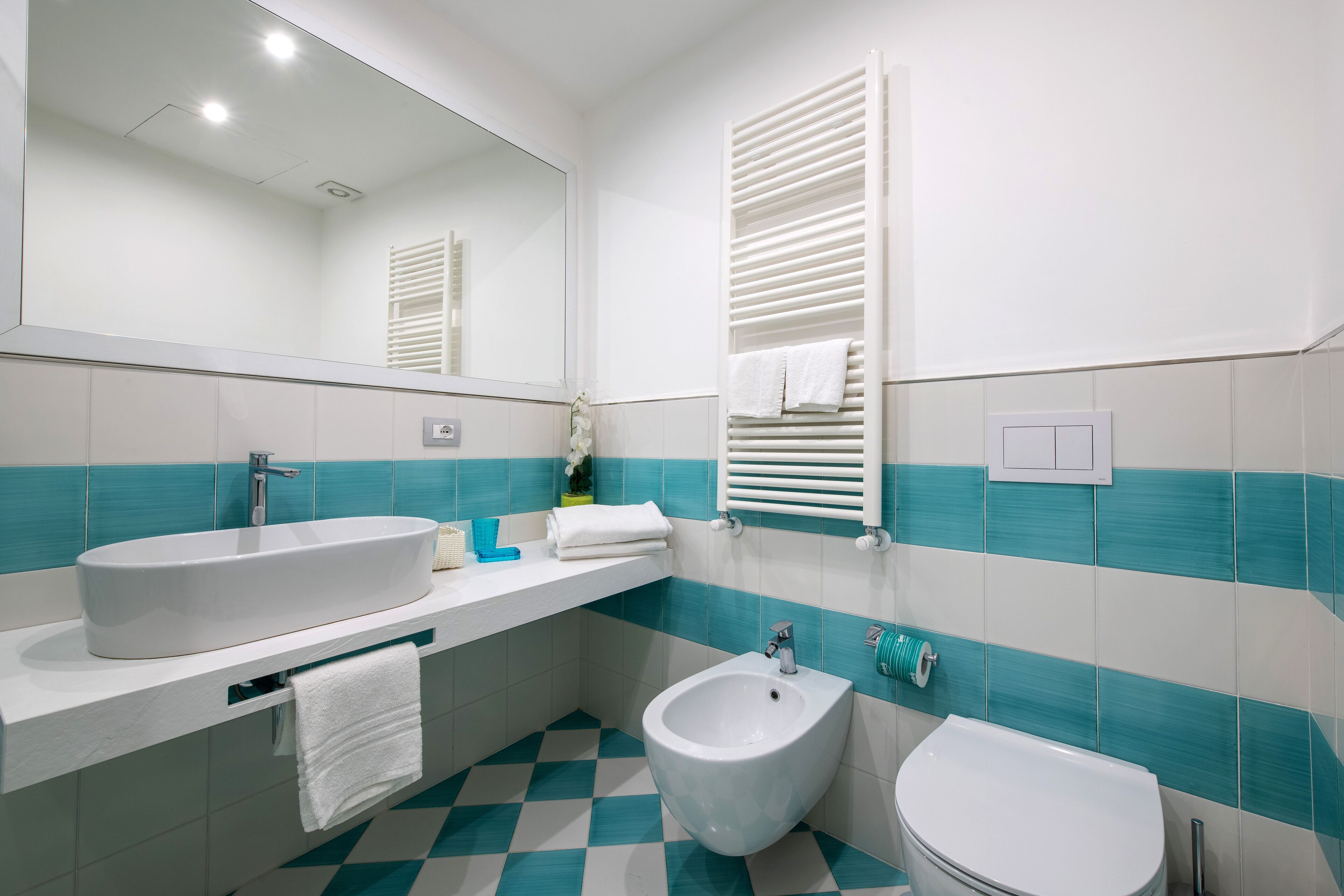 suite, hot tub (positano) | bathroom | free toiletries, hair dryer, bidet, towels
