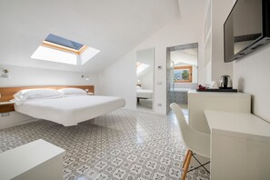 Deluxe Suite, Hot Tub (Amalfi) | In-room safe, individually decorated, individually furnished, desk - Hotel Nice (Sorrento)