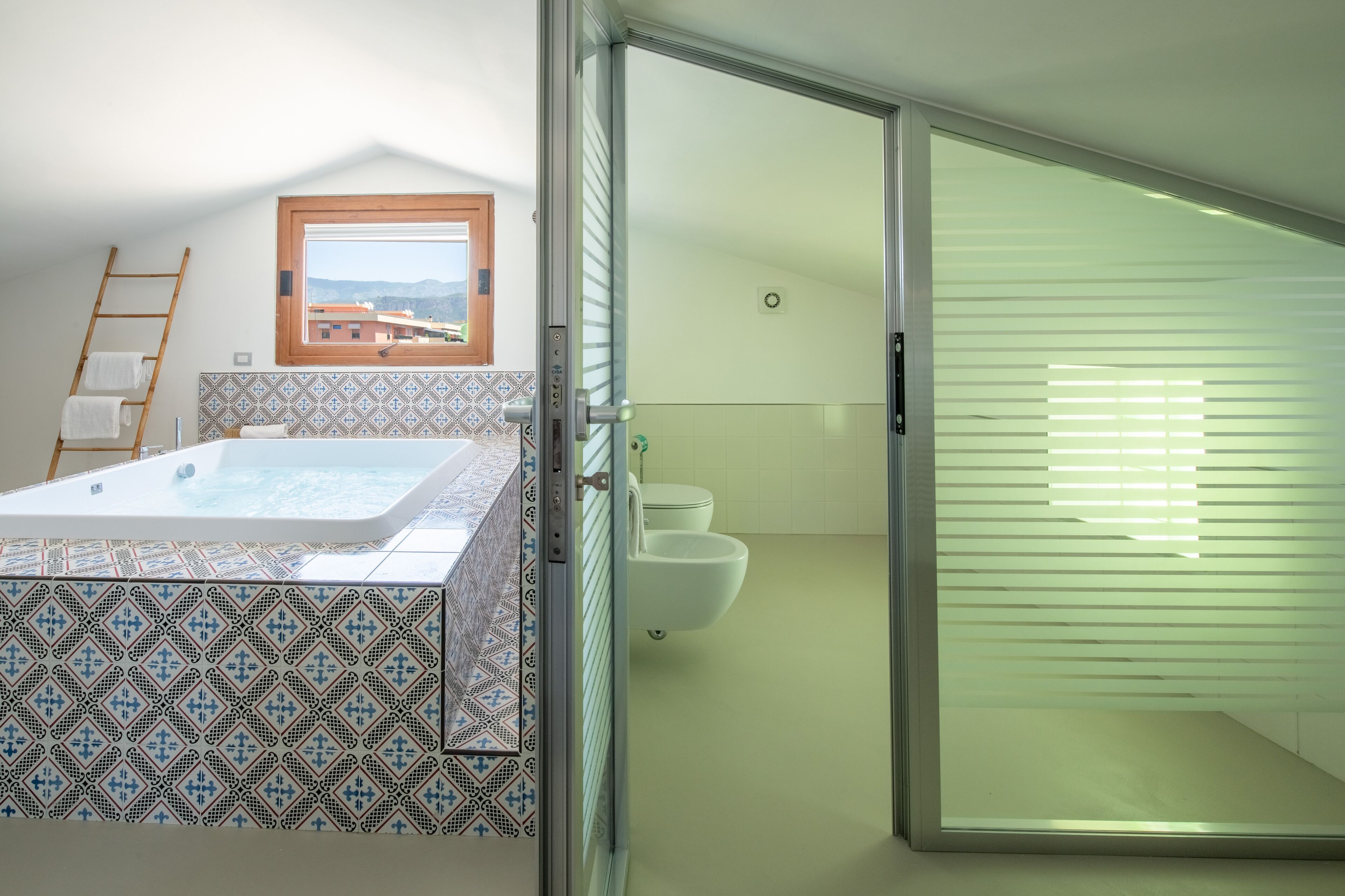 deluxe suite, hot tub (amalfi) | bathroom | free toiletries, hair dryer, bidet, towels