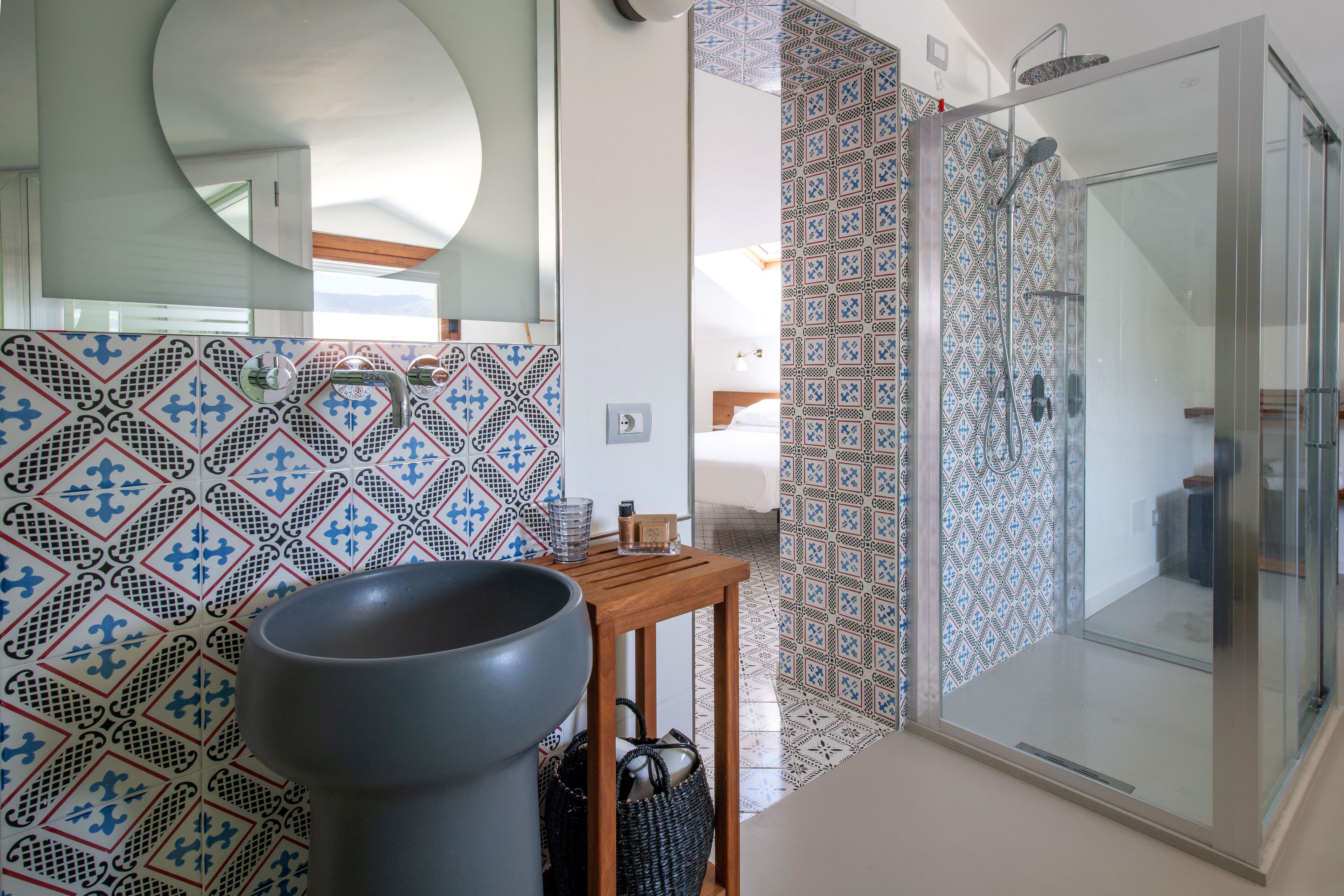 deluxe suite, hot tub (amalfi) | bathroom | free toiletries, hair dryer, bidet, towels