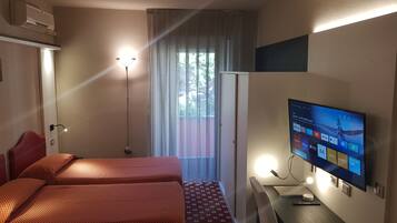 Ropa de cama de alta calidad y caja de seguridad en la habitación