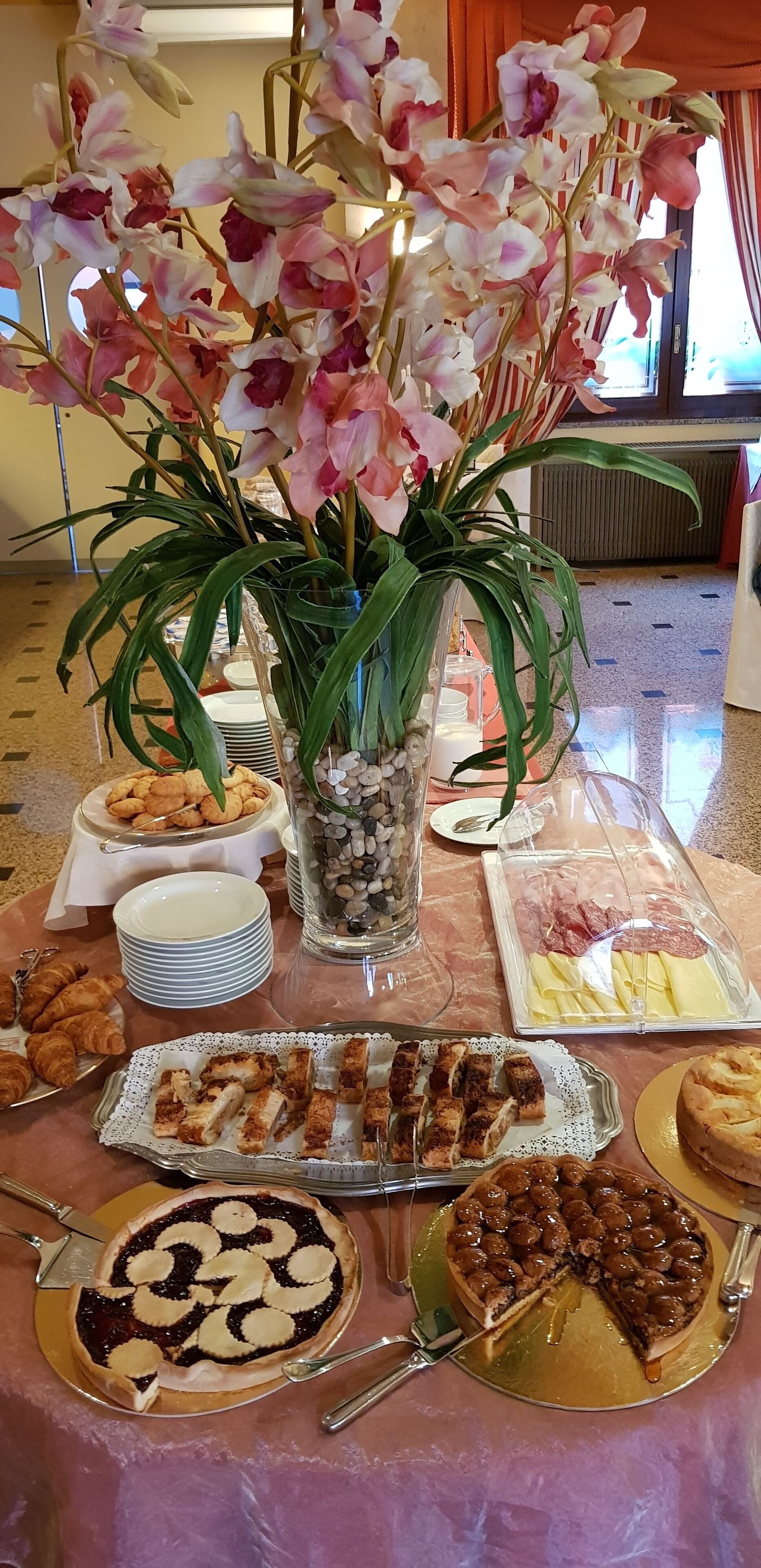 Se sirven comidas, cenas y cocina local 