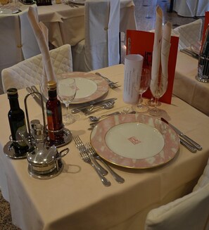 Déjeuner et dîner servis sur place, spécialités Cuisine locale