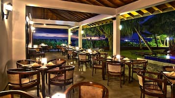 Breakfast, lunch and dinner served