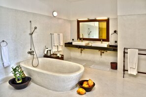 Combined shower/tub, rainfall showerhead, free toiletries, hair dryer