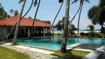 Kolam renang outdoor