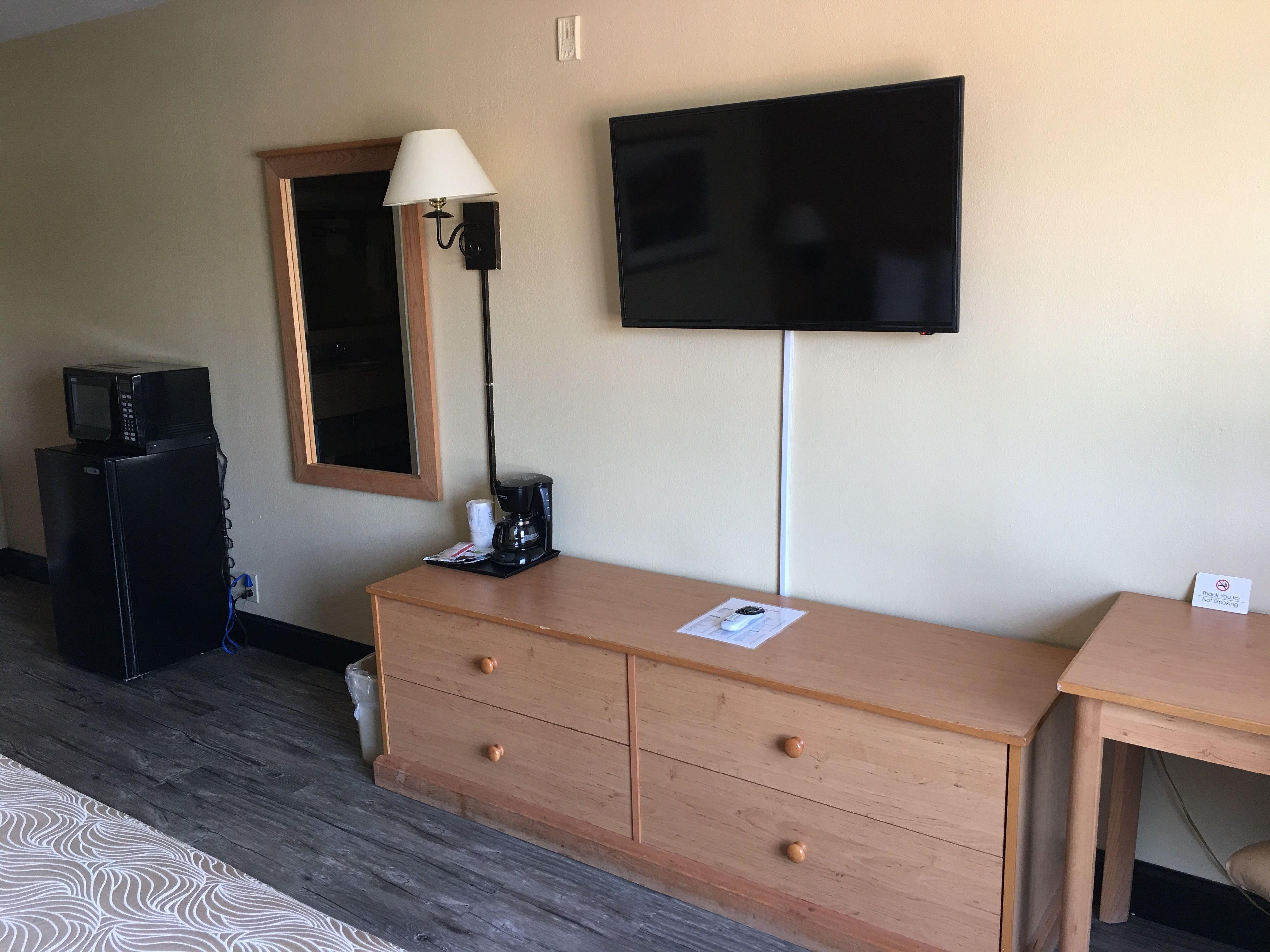 Room, 1 King Bed, Non Smoking | Room amenity
