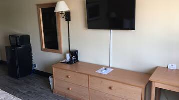 Room, 1 King Bed, Non Smoking | Room amenity