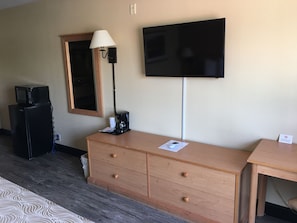 Room, 1 King Bed, Non Smoking | Room amenity - Hometown Inn Soddy Daisy (Soddy-Daisy)