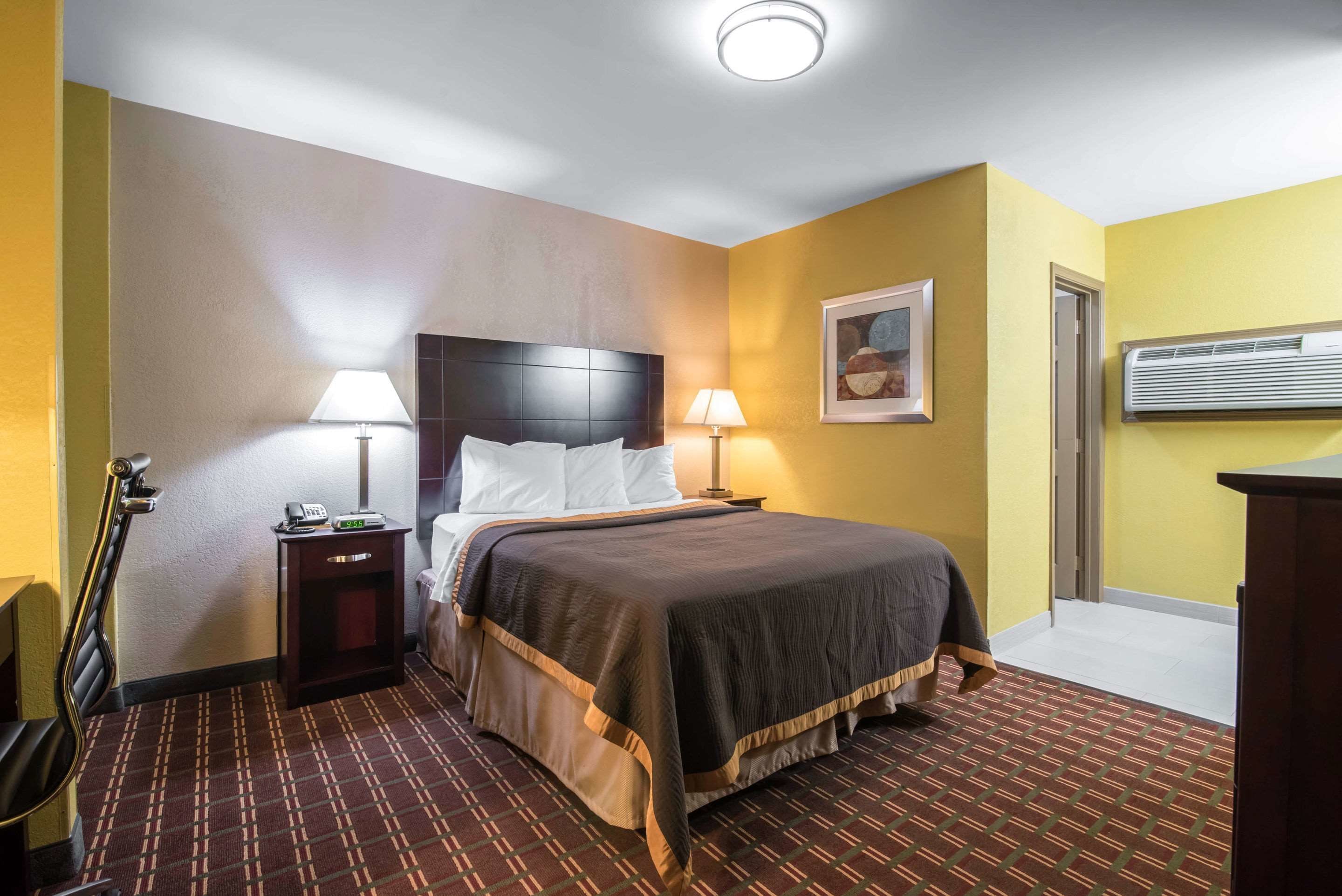 Quarto standard, 1 cama Queen, para não fumantes | Camas com colchões pillow-top, escrivaninha