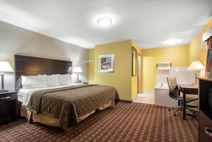 Colchones con pillow-top, escritorio y tabla de planchar con plancha