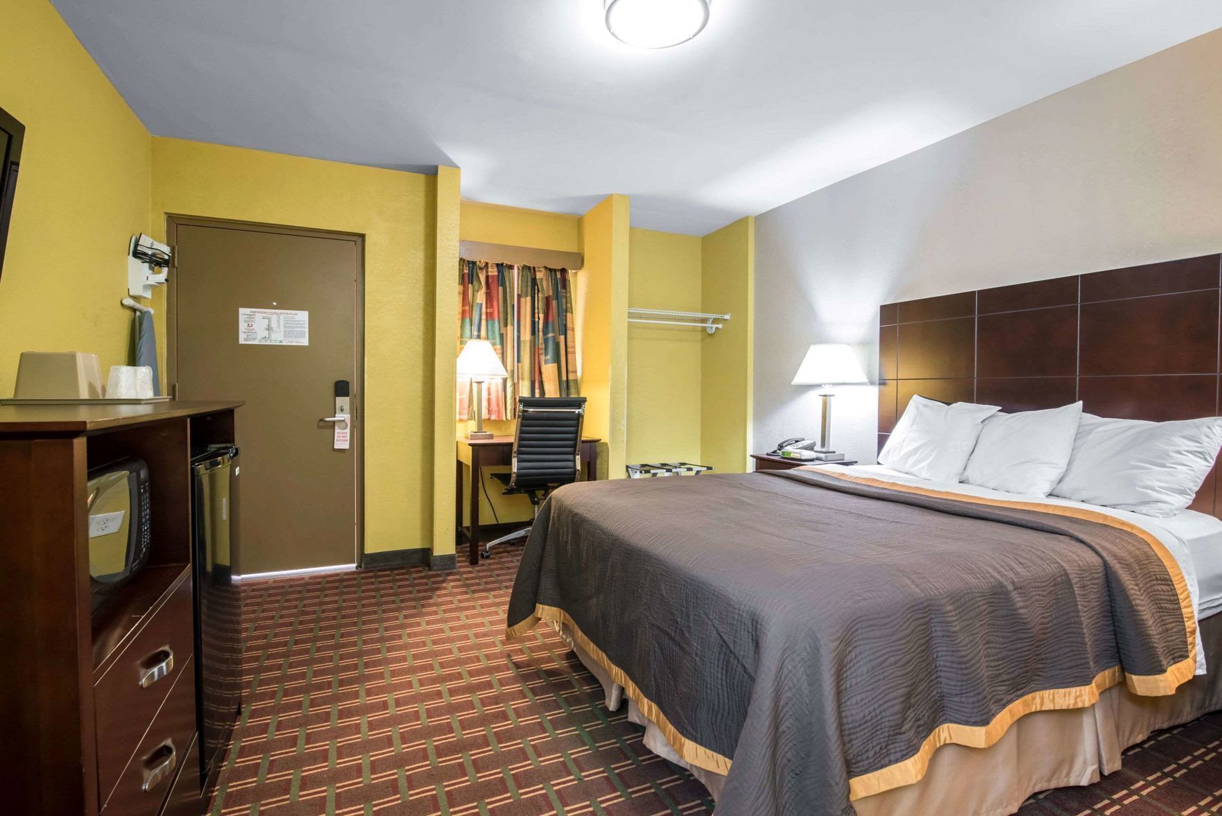 Pillowtop beds, desk, iron/ironing board, free WiFi