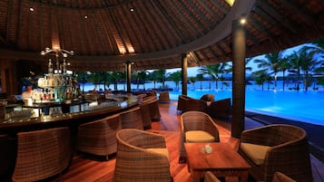 2 bars/lounges, 2 poolside bars