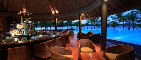 2 bars/lounges, 2 poolside bars
